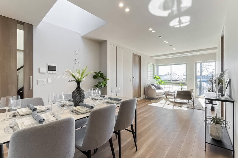 LDKの広さは約18.5帖。南向きの窓のほかにも、天窓から自然光が差し込む明るい空間です。随所にガラスブロックがあしらわれていることも、ちょっと珍しいポイント。