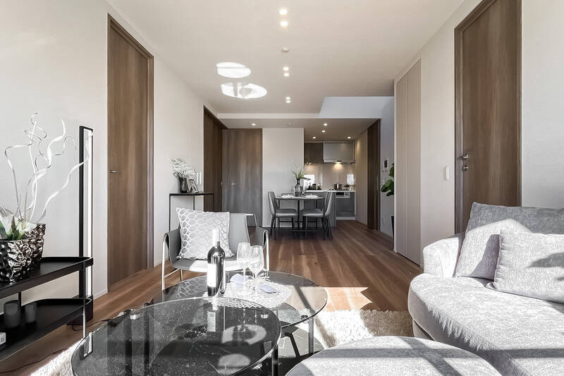 窓を背にしてもう一枚。リビングとダイニングのスペースをそれぞれ設けても、まだ余白のある広さです。