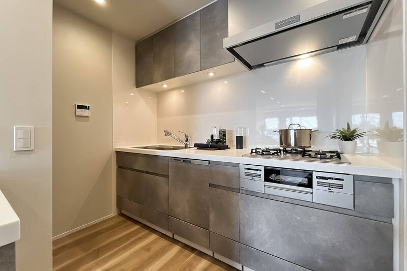 キッチンは3口コンロタイプで食洗機付き。大人がふたり並んで調理できそうな、ゆとりある広さです。