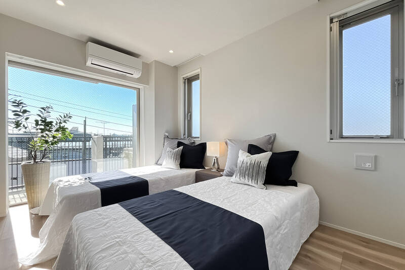 洋室Aは南と西の二面採光。南側の窓は広くサッシが目立たないことで開放感たっぷりです。