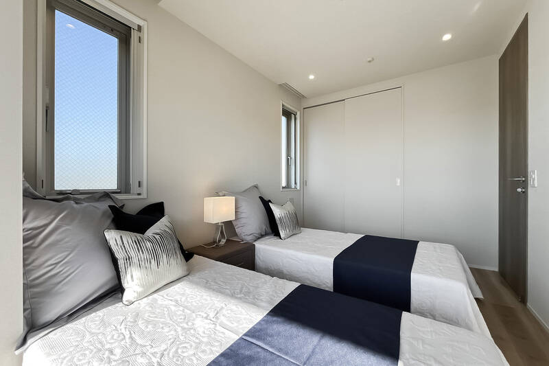 シングルベッドを2台、もしくはキングサイズのベッドも置ける広さ。収納は引き戸タイプで、デッドスペースが少ないことも好印象です。