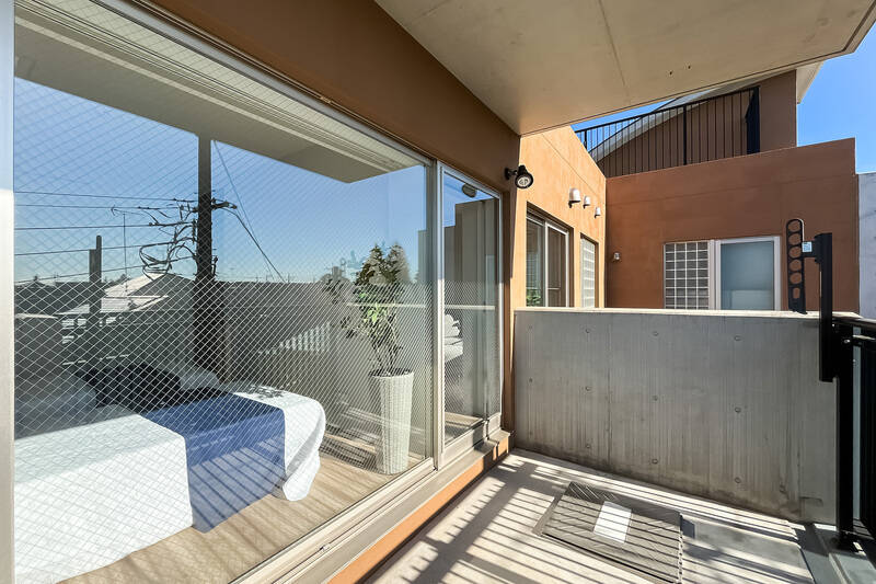 バルコニーは奥行きがとても深く、テーブルや椅子などを置けそうです。