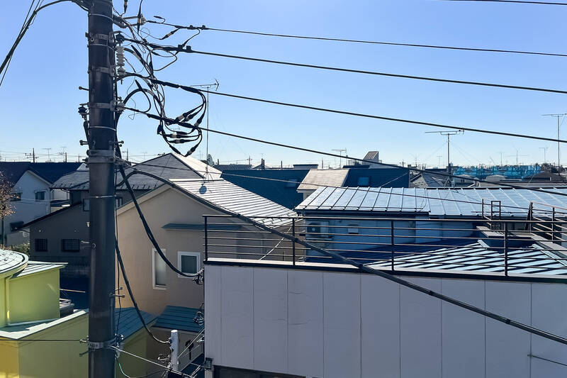 まわりは低層の住宅街。向き合う窓はなく、視線が気になりづらい環境です。