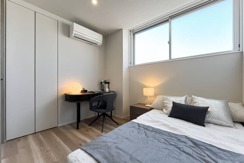 洋室Bは西向きで、開閉可能な腰窓があります。コンパクトな収納とエアコンを設置済みです。