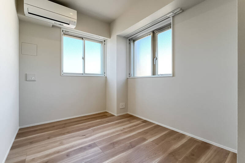 洋室Cは北と西の二面採光。こちらも収納とエアコンを設置済みです。