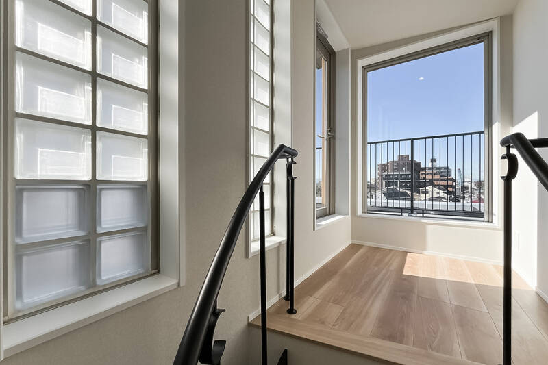 玄関のそばにある階段を上がると、明るい踊り場が現れます。それではガラス扉を開けて……