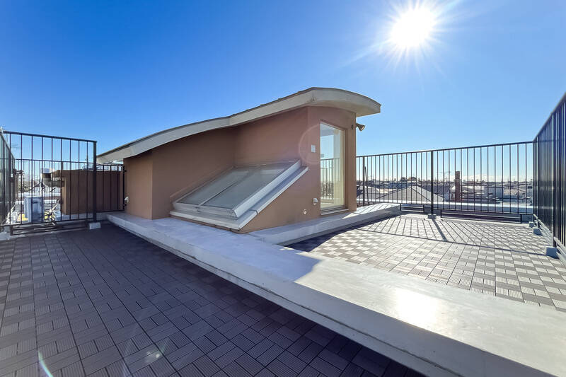 あらためて屋上空間。床は室内のデザインにあわせた、スタイリッシュな印象のもので統一されています。