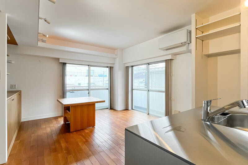 LDKの広さは約14帖。三面採光で、南側〜東側の角はバルコニーに面しています。