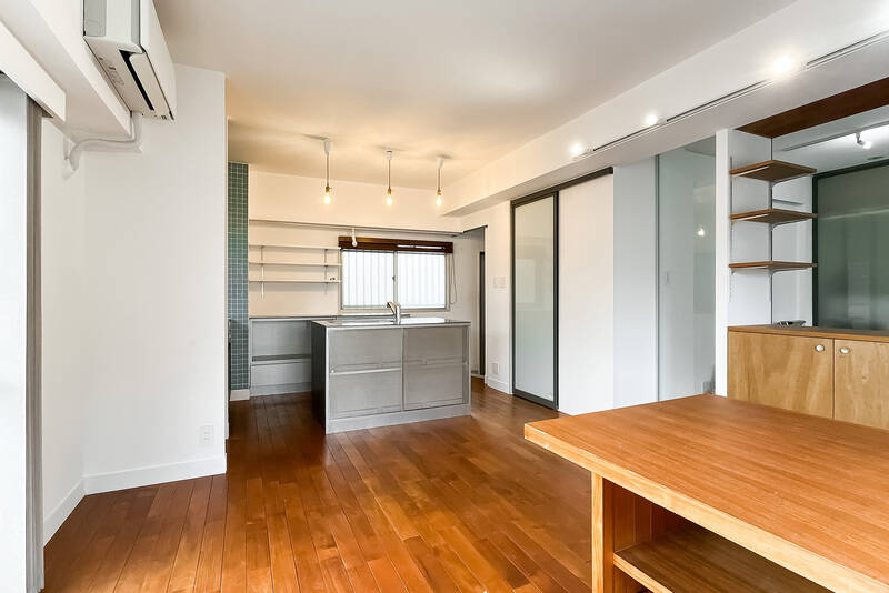 窓に囲まれているため、室内は自然光で満たされている印象。塗装で仕上げられた壁が、柔らかな陰影を生み出しています。