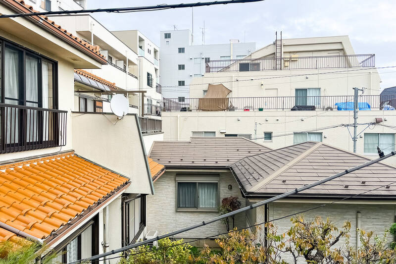 こちらは東側の眺望。まわりの建物の窓が見えるので、視線の感じ方は現地での確認ポイントにしてみてくださいね。