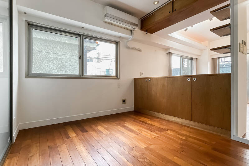 洋室側から見たカット。LDK〜洋室にはあえて壁を設けず、カウンターで緩く空間が分かれています。