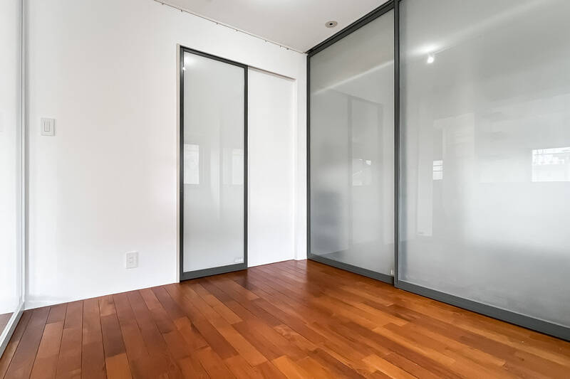 洋室には引き戸タイプの大型クローゼットを完備。左手のドアの奥は……？