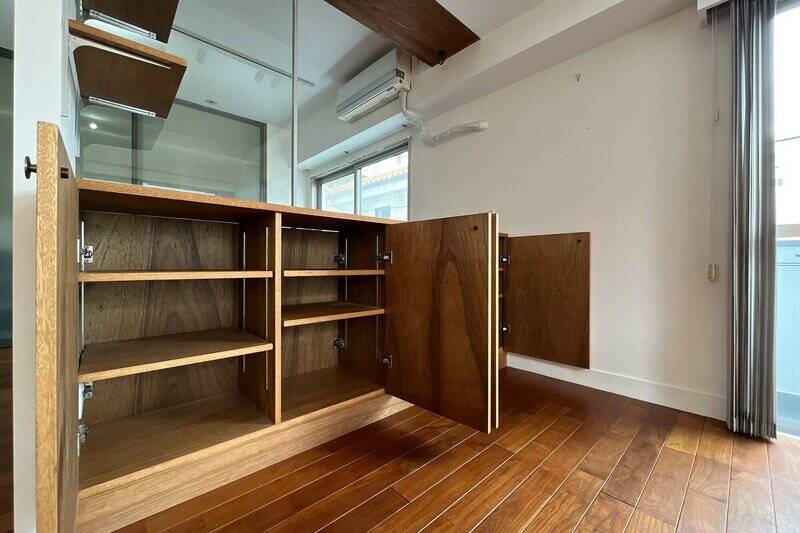 「収納の多さ」は、こちらの物件のキーワード。隣接する洋室と共有する腰高の棚をパカッと開くと、これだけのスペースが現れます。