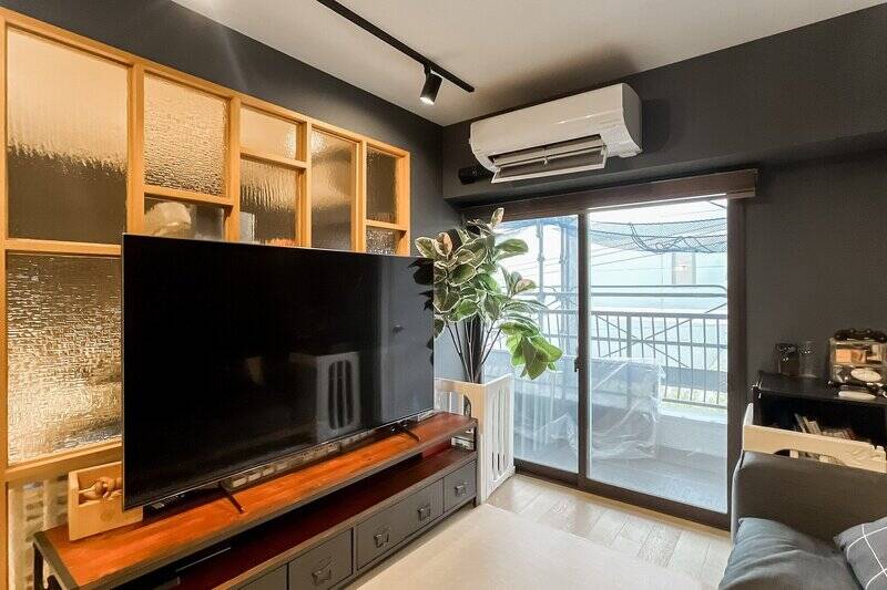 LDKと洋室の間には、型ガラスと木で造作された間仕切りが。光は通しますが視線は通さず、意匠性と機能性が両立しています。