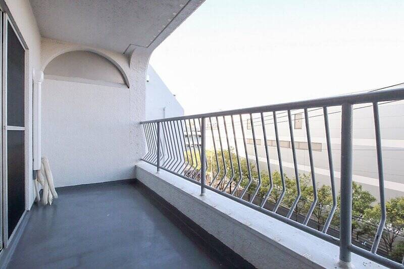 現在大規模修繕工事中でシートに覆われているため、眺望は2020年撮影時の写真でご紹介。方位は西向き。正面には「ヤマダデンキLABI自由が丘」の外壁と屋根が見えます。