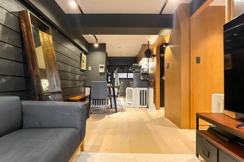 室内に戻って、改めてパシャリ。全体的に落ち着きあるトーンでホテルライクな印象です。