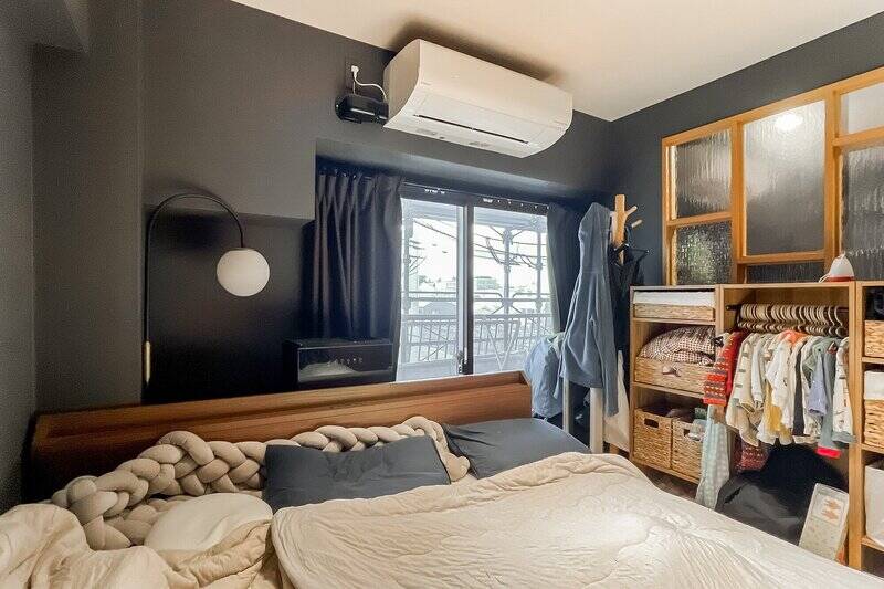 掃き出し窓があり、こちらからもバルコニーに出られます。