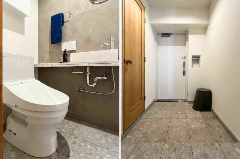 <b>左・</b>玄関ホールに独立したトイレ。手洗いカウンターに丸いミラーまで♡/<b>右・</b>玄関土間はベンチを置けそうなほど広々しています。