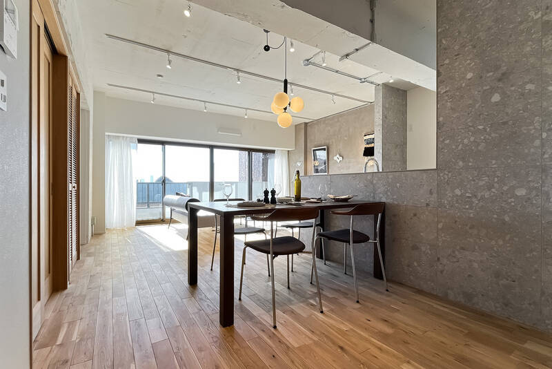 広い〜〜!! 面積も広いのですが、視線が抜け、天井高が目いっぱい取られているため余計に広く感じます!