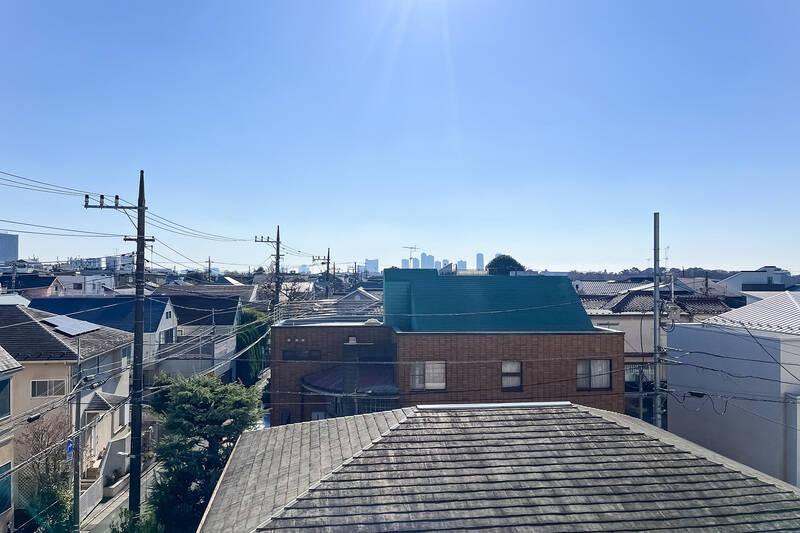 目黒通り沿いに建つマンションですが、バルコニーが面するのは低層の住宅街。おかげで4階に所在しているにもかかわらずこの抜け感です!