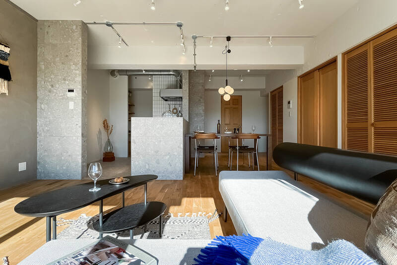 めちゃくちゃ絵になる空間ですね。天井を這うレールすらもアートに見えてきます。