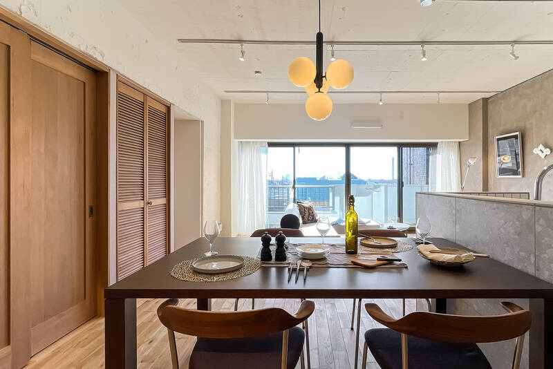 ダイニングテーブルは参考レイアウトのようにキッチン腰壁前に置くのがオススメ。リビングスペースが広々使えますよ。