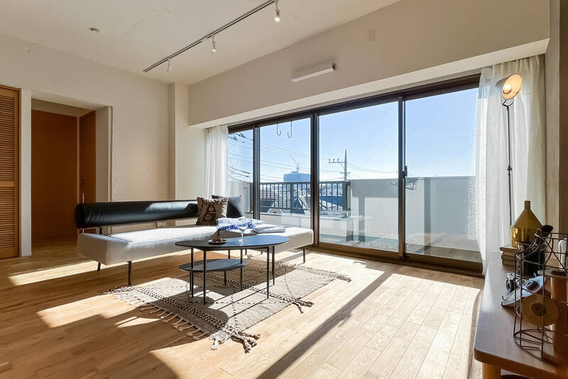 LDKは南側全面がサッシという贅沢な造り。左手に見えるくぼみの先に洋室がふたつありますので、順番に見ていきましょう!