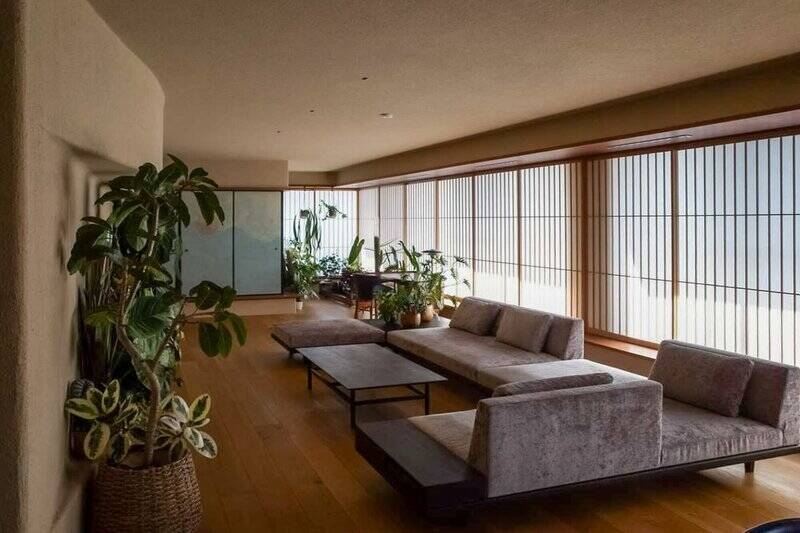 南側一面に広がるたっぷりの窓には障子。落ち着いた和の雰囲気を醸し出しつつ、光を柔らかく取り込みます。