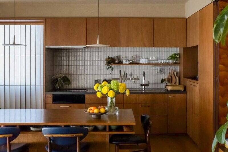 かたちはシンプルな壁付けシステムキッチンですが、素焼きタイルと建具の天然木の質感が素敵です。
