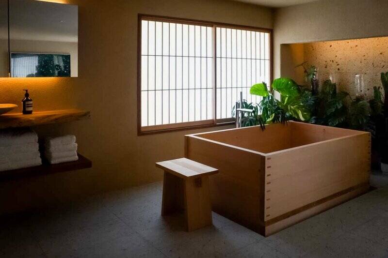なんと、洋室に檜風呂。和風ながらモダンで、まるでホテルのような雰囲気です。