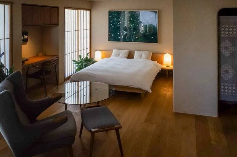 檜風呂の反対側を向いたカット。ご覧のとおり、この空間が「洋室」ということがわかりますね。障子戸の間にはデスクカウンターが。右手にあるのれんの奥はウォークインクローゼット(WIC)です。