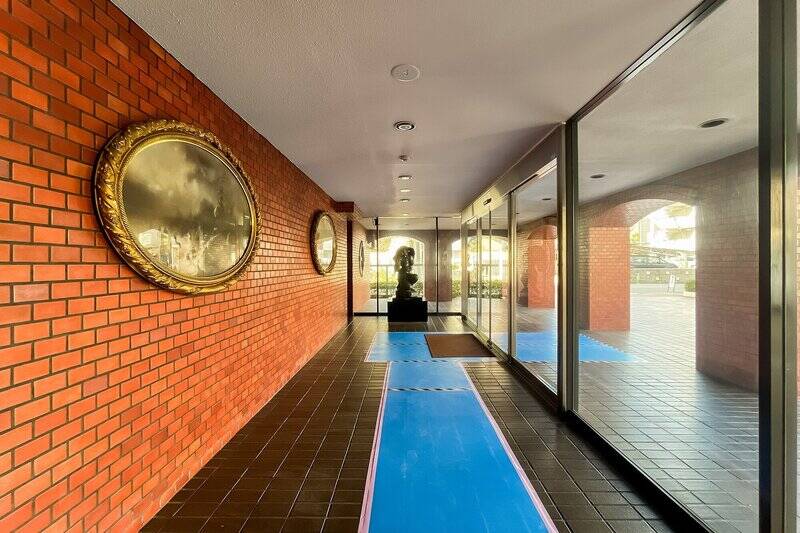 ガラス張りのエントランスホール。彫像や絵画といった美術品が飾られていて、格調高い雰囲気です。