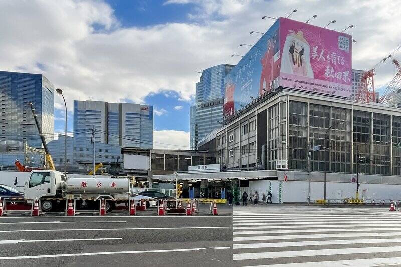最寄り駅はビッグターミナル「品川」(徒歩6分)。2025年12月現在、再開発に伴った工事が進んでいます。