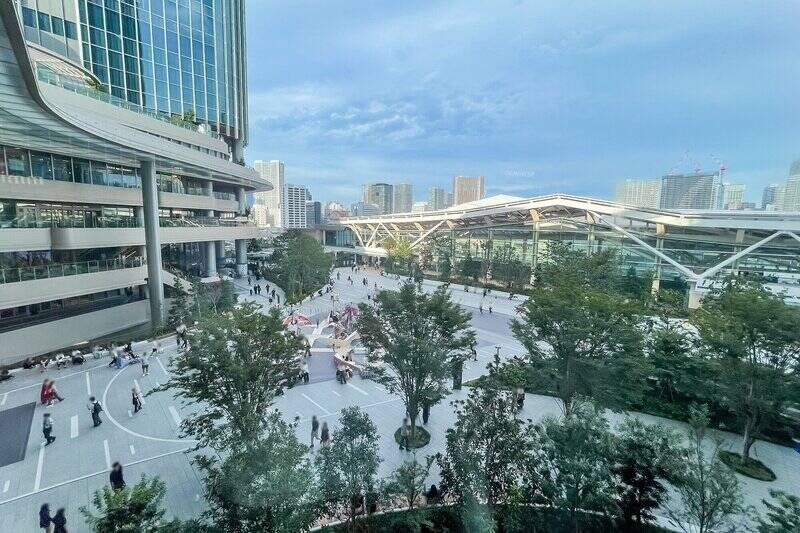 「品川」の隣駅にあたる「高輪ゲートウェイ」は、徒歩でも18分ほどでアクセス可能です。こちら一帯も再開発が進み、駅前の商業施設が続々と開業しています。