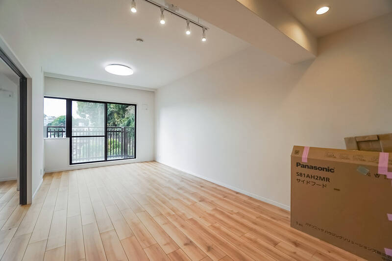 家族がくつろぐLDKは、約16.6帖の広さ。なお取材時は残工事がある状態だったため、資材が映り込んでいます。