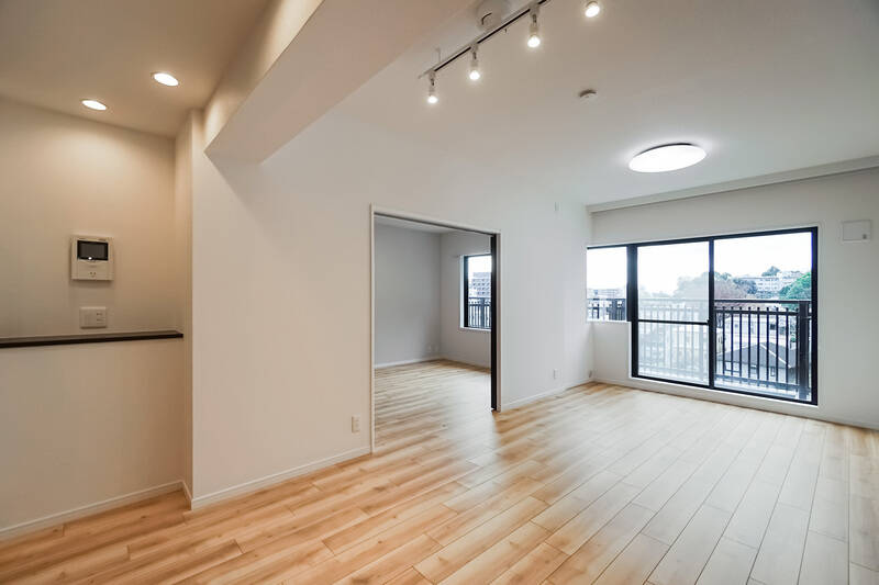 隣にある洋室Aの引き戸を開け放つと、こんな感じ。住戸の南西側ほぼ一面が開口部になっているのがわかりますね。晴れた日は、ポカポカに温まった窓辺が猫ちゃんの定位置になりそうです。