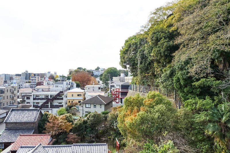 掃き出し窓からバルコニーに出てみました。左手に住宅街、右手に緑豊かな丘を望むビューです。こちらは6階の住戸ということもあり、吹き抜ける風がほんのり爽やかに感じられました。