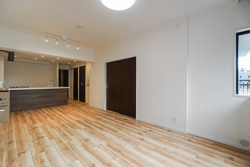 こちらは、洋室Aの引き戸を閉めた状態で撮影しています。それでは洋室A→キッチン→その横にある水まわり、の順で見ていきましょう。