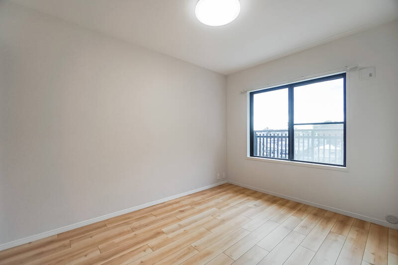 洋室Aには、バルコニーに面した南西向きの腰高窓があります。大きく空が見える、開放感のある一室です。