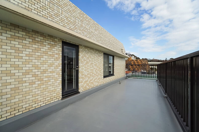 南東向きのルーバルを、反対側からもう一枚。手前が洗面脱衣室のガラス扉で、奥に見えているのは洋室Bの窓です。