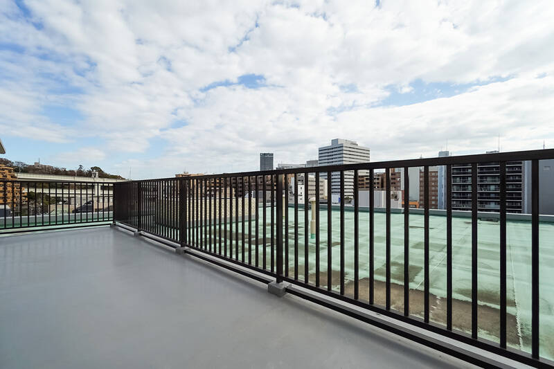 物件の魅力はなんと言っても、約21㎡の広々としたルーフバルコニー! 柵の向こうまで続いているので、実際は数字よりもっと広く感じられます。周囲の建物との距離がしっかり取れているので、視線を気にせずのんびりできそう。、南東向きで日当たりも良好ですよ♡