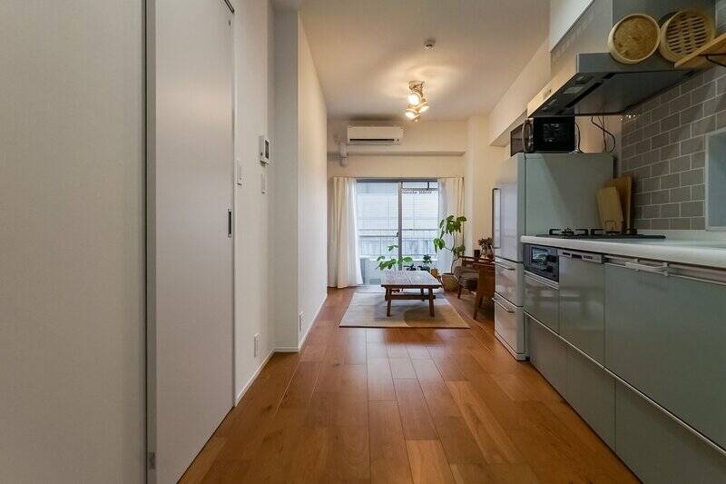 玄関を入るとすぐにLDK空間が広がります。廊下がないので、実際の面積より広く感じます。