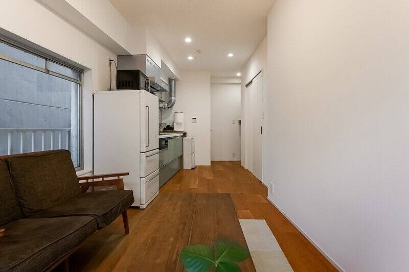 振り返ってもう1枚。LDKの広さは約9.8帖で、南西と北西の窓に面した角部屋住戸です。ソファの正面の壁はプロジェクターが映りやすいクロスをセレクトしています。