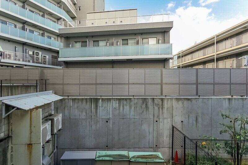 1階所在で、お向かいには共同住宅がありますが、マンションの敷地分の距離がしっかり取れており、圧迫感などは感じにくいかと思います。