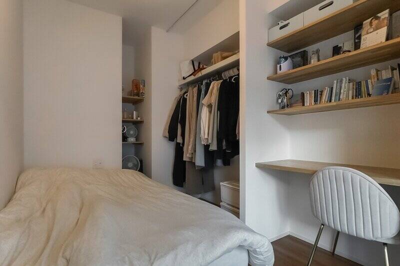 壁際にはオープン収納と棚が。上部にはカーテンレールが付いているため、カーテンで仕切ることも可能です。
