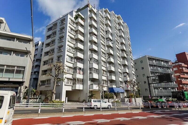 雁行した姿がカッコイイ！ 1974年竣工、総戸数132戸の大規模マンションです。2020年に<b>耐震改修工事を実施</b>しています。