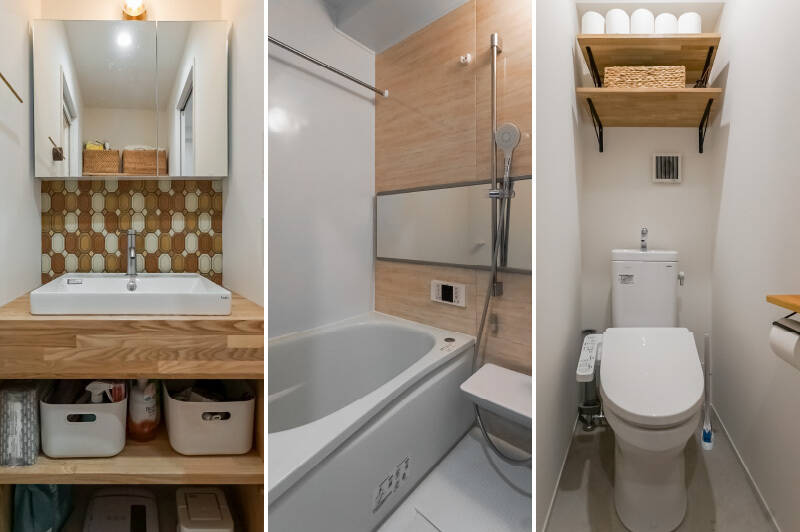 <b>左・</b>ブラウンのタイルがアクセントの造作の洗面台。上部のブラケット照明も可愛い♡／<b>中央・</b>シンプルな1216サイズのユニットバス。／<b>右・</b>玄関の正面にあるトイレ。