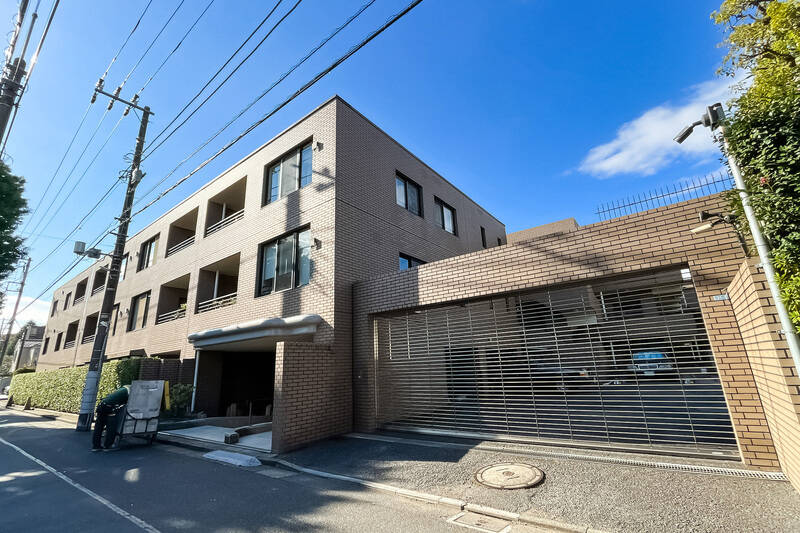 三井不動産が分譲し、大手ゼネコン大林組が施工を手がけた地下1階付き地上4階建て、全69戸のマンションです。