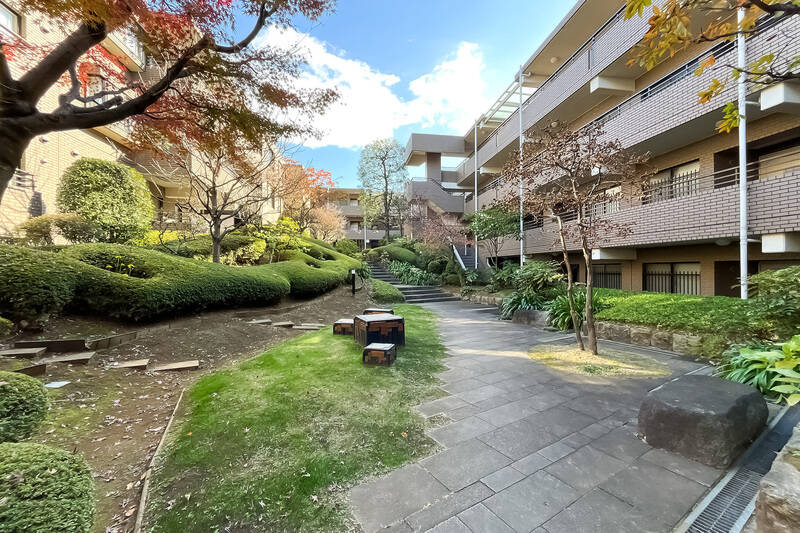 緑豊かな中庭スペース。所々にベンチが配され、空を仰ぎながら季節の移ろいを感じることができそうです。