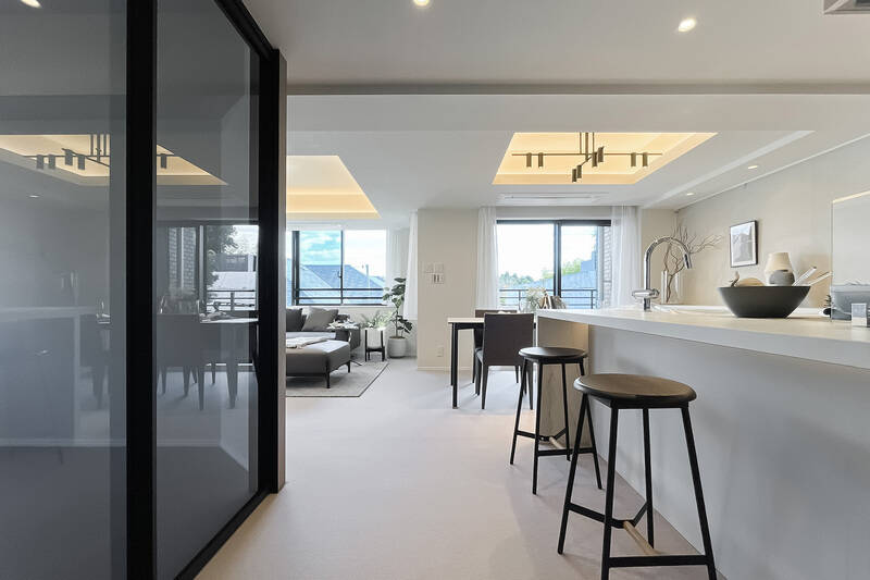 ゆったりとしたキッチンカウンターに折り上げ天井。東向きの窓の外には空が開けています。